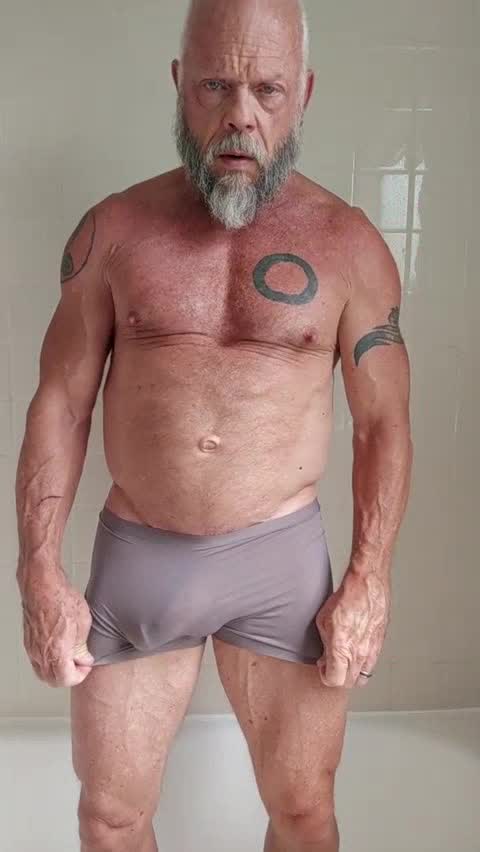 Old-timer Muscle Masturbates in Bathtub