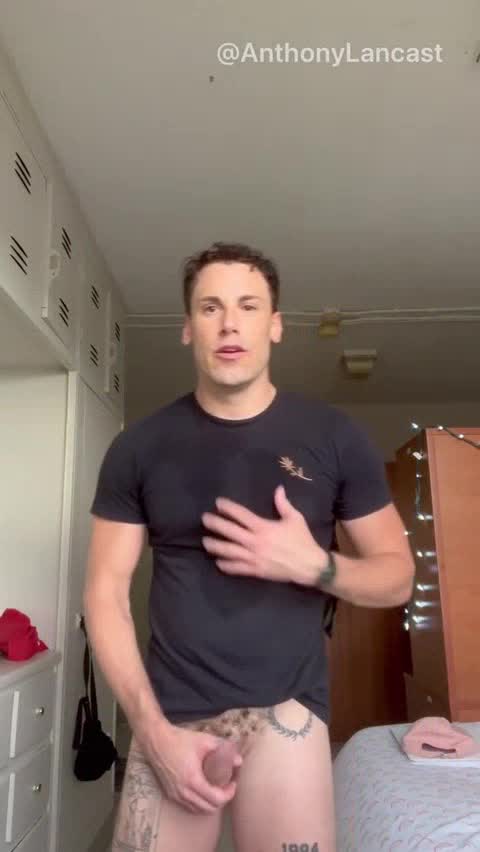 Jock jacks off after work